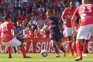  摩纳哥客场不敌尼斯，争冠形势趋于白热化  