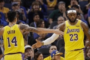  热火阿德巴约25+20完胜尼克斯  